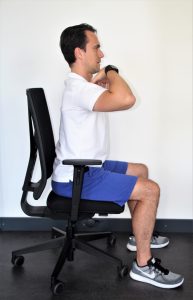 Tipp zur Entspannung der Nackenmuskulatur Schultermobilisation